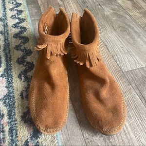 Minnetonka Hard Sole Fringe Ankle Bootie, size 9